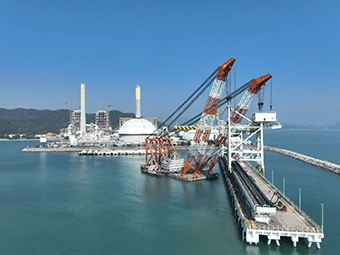 華潤(rùn)海豐卸船機(jī)順利吊裝，助力粵港澳大灣區(qū)能源供應(yīng)